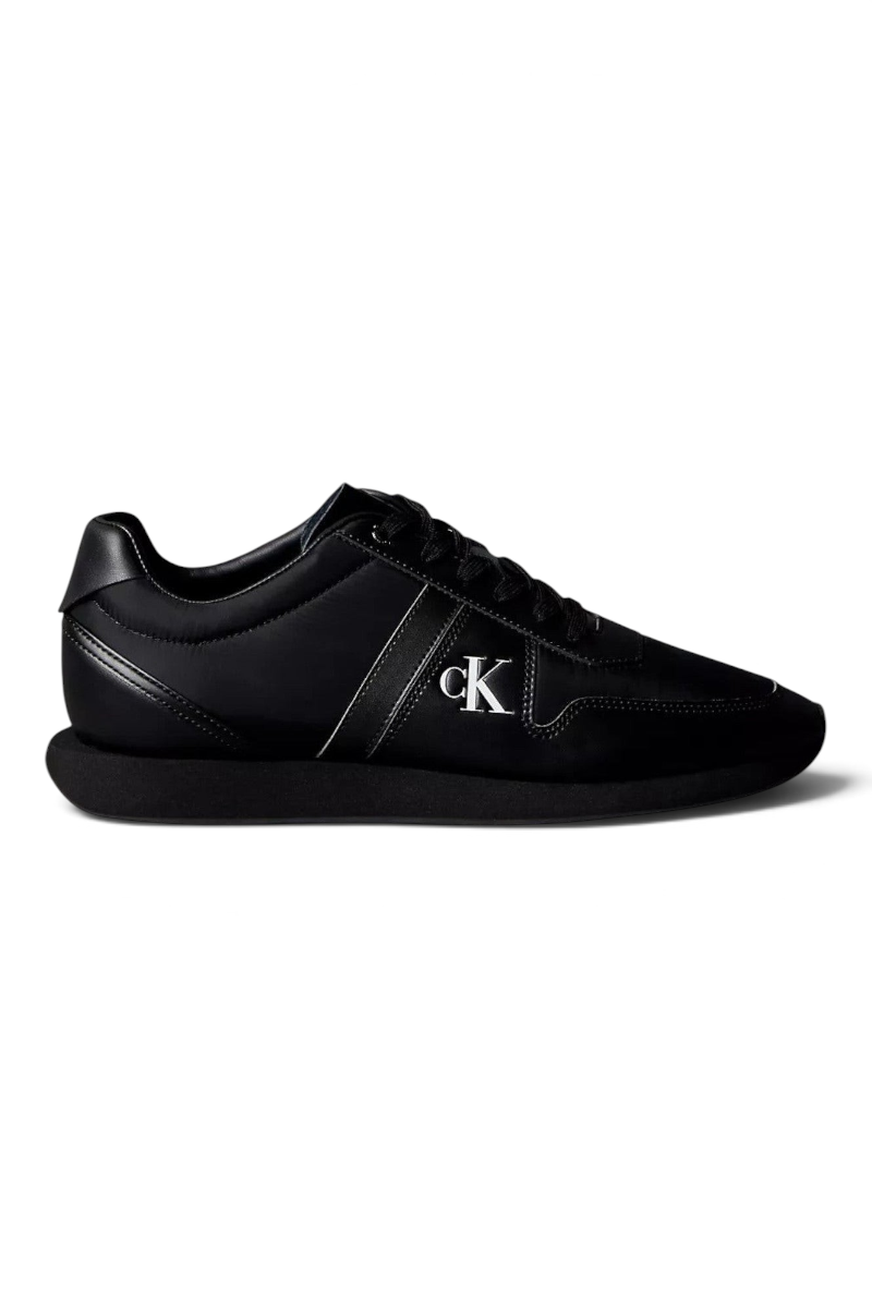 Sporline Calvin Klein siyah poliüretan retro erkek spor ayakkabı, yan kısımda gümüş renkli CK logo detayı ile.
