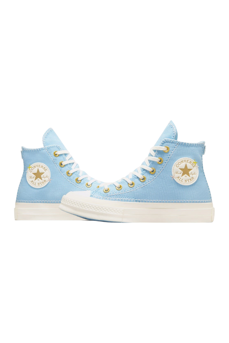 Sporline marka, açık mavi kanvas kumaşlı, beyaz bağcıklı ve altın rengi detaylı Converse Chuck 70 yüksek bilekli ayakkabı