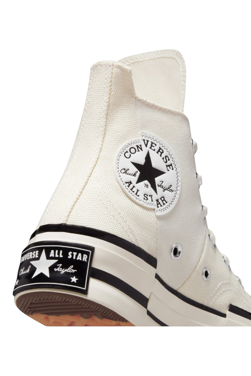 Sporline Converse Chuck 70 Plus bej kanvas yüksek bilekli sneaker, asimetrik tasarım ve ikonik Chuck Taylor yaması.