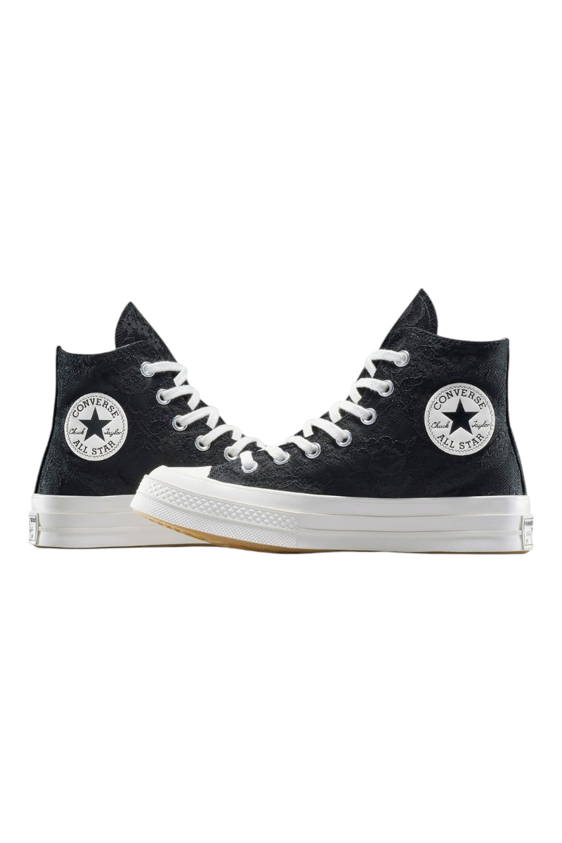 Sporline siyah renkli, premium kanvas yüzeyli ve ikonik Chuck 70 logolu yüksek bilekli Converse spor ayakkabı.