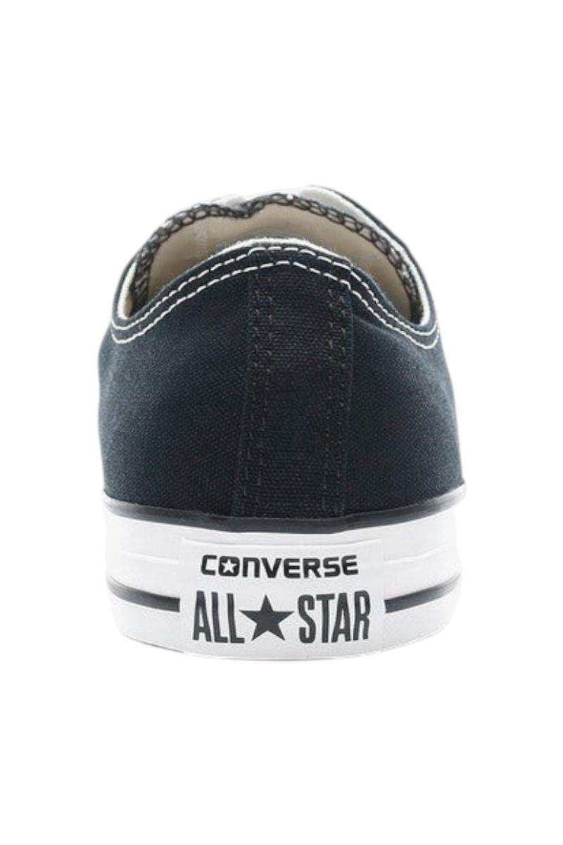Sporline Converse Chuck Taylor All Star siyah kanvas ayakkabının arkadan görünümü ve ikonik topuk logosu