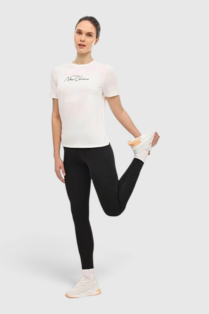 Sporline Lumberjack siyah fitted kadın tayt giyen, esneme hareketi yapan sporcu kadın
