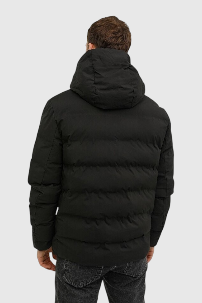 Sporline Lumberjack erkek siyah kapüşonlu şişme mont, %100 poliamid kumaş, regular kesim, arka görünüm