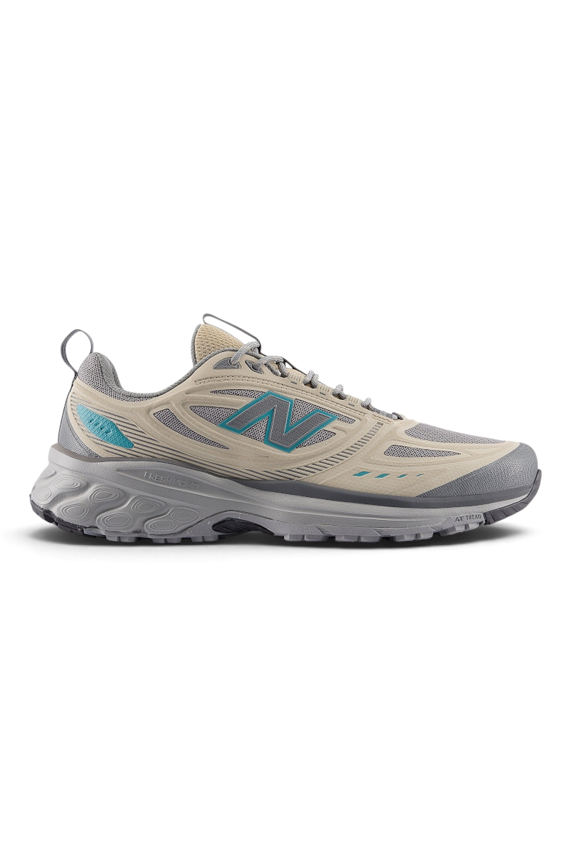 Sporline New Balance 410 erkek spor ayakkabı, bej ve gri tonlarında, yan kısımlarında turkuaz detaylı N logosu ile.