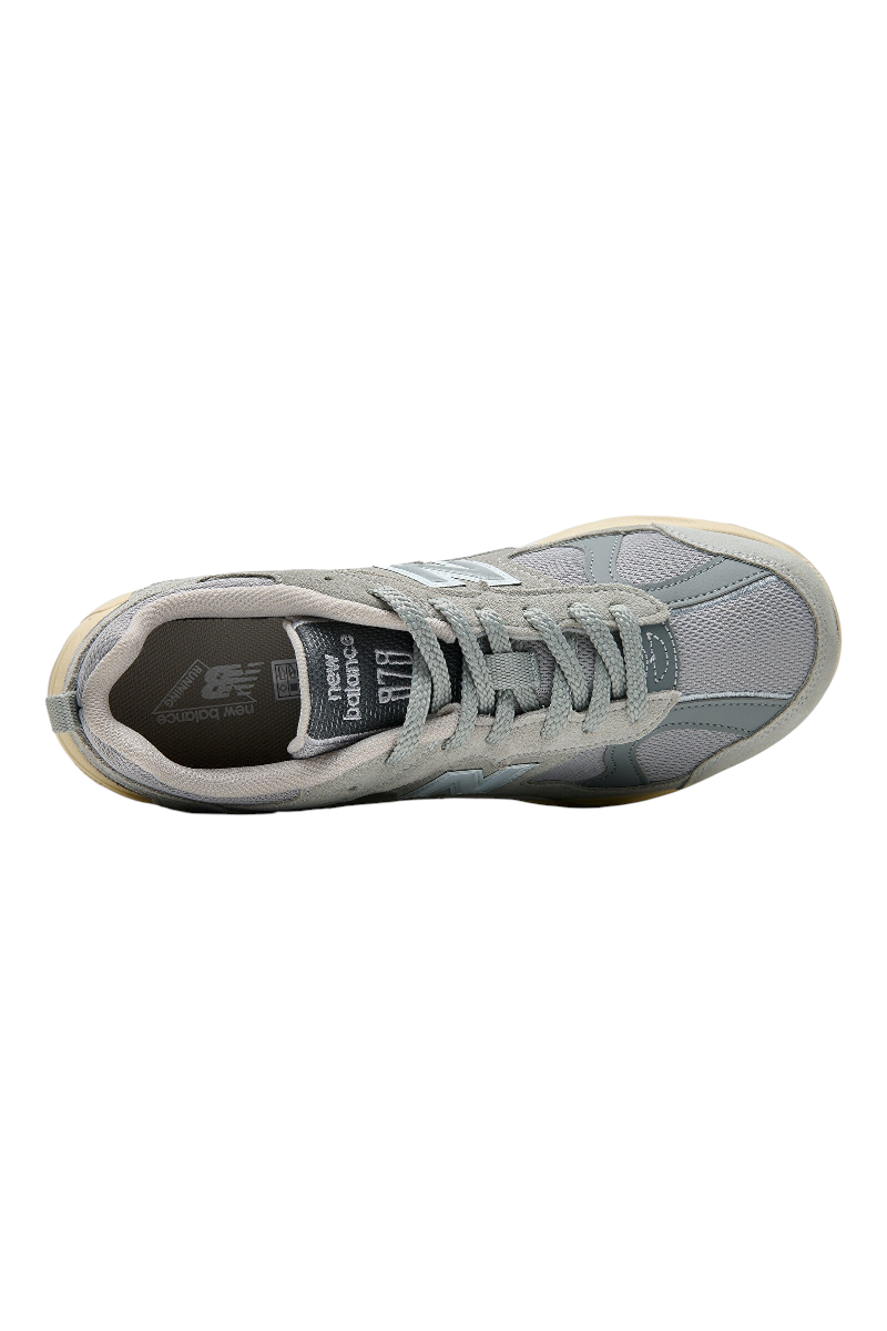 Sporline New Balance 878 gri renkli, file ve süet detaylı unisex günlük spor ayakkabı üstten görünüm