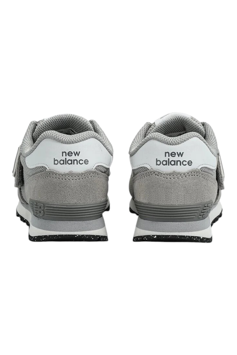 Sporline New Balance gri çocuk günlük ayakkabısının arka görünümü, süet ve file detaylı tasarım