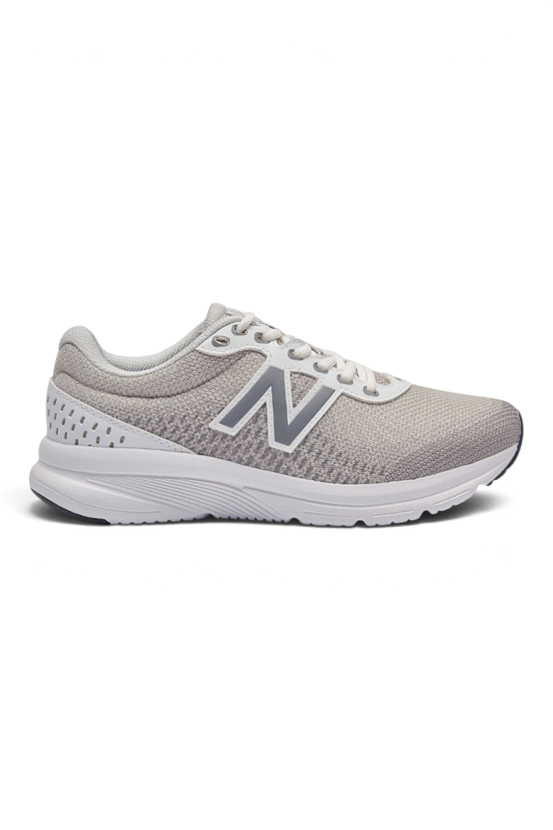 Sporline New Balance M411GI2 gri erkek koşu ayakkabısı, nefes alabilen file saya ve konforlu EVA taban tasarımı.