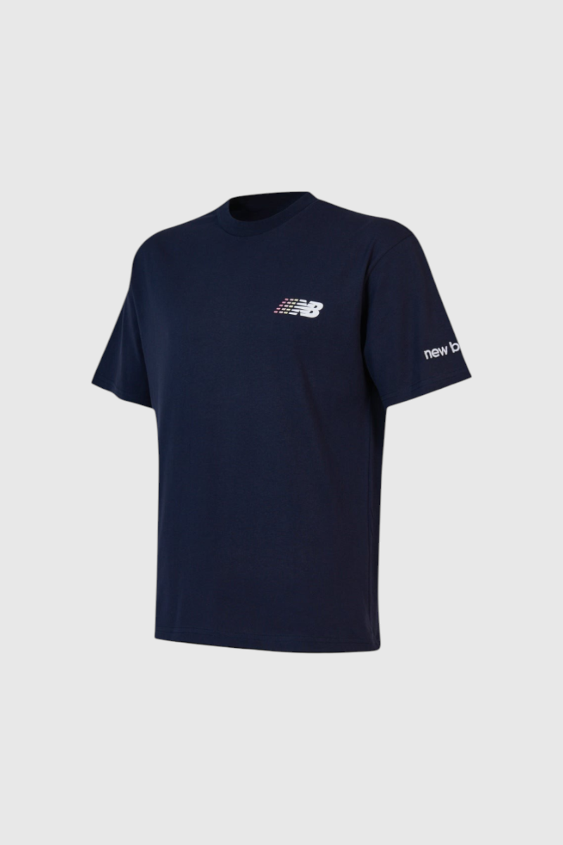 Sporline New Balance lacivert erkek t-shirt, göğüs kısmında renkli logo ve kolunda marka yazısı detayı ile.