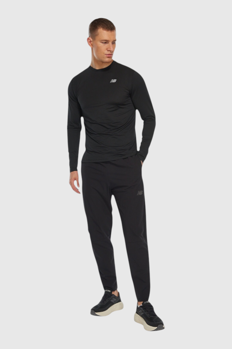 Sporline New Balance MNP3426 siyah erkek eşofman altı ve uzun kollu üst giymiş model