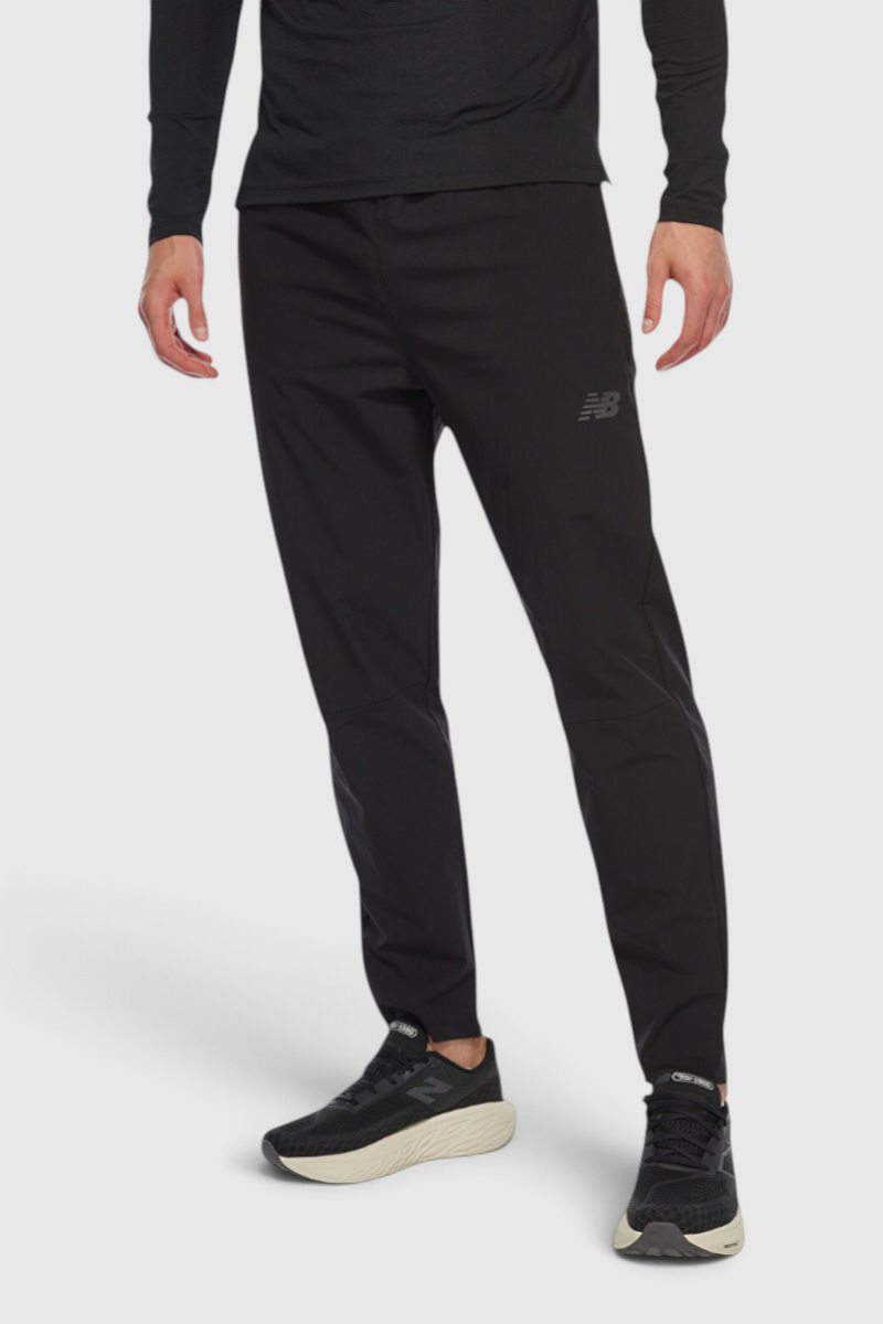 Sporline New Balance MNP3426 siyah erkek eşofman altı, dar kesim ve yan logolu spor tasarımıyla.