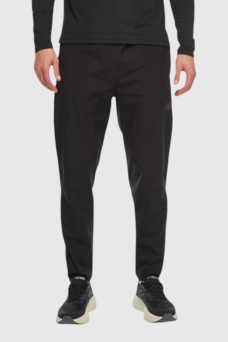 Sporline tarafından sunulan, siyah renkli, modern kesim New Balance MNP3426 erkek eşofman altı
