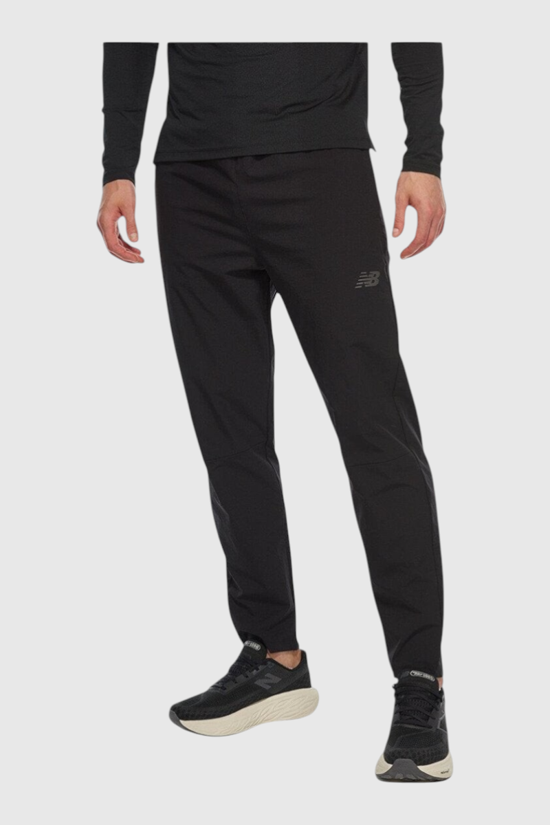 Sporline New Balance siyah erkek eşofman altı, modern kesimli ve sol bacakta logo detaylı rahat spor pantolon