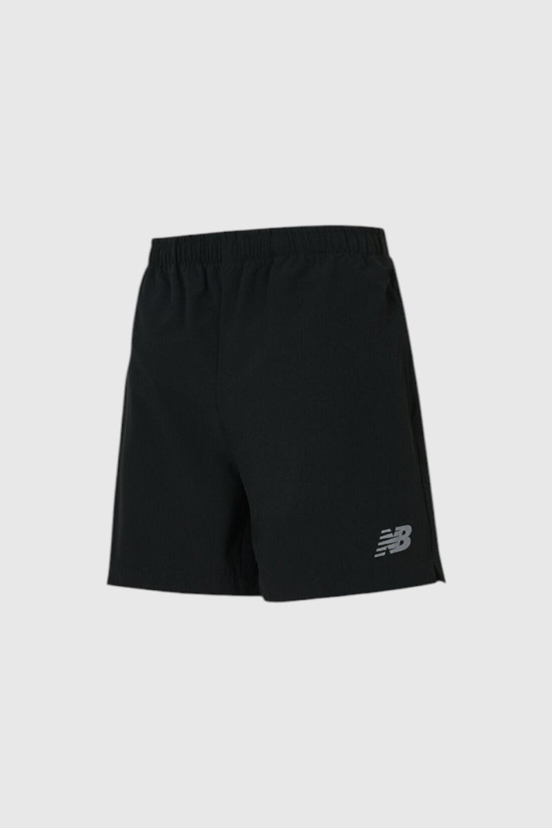 Sporline New Balance siyah erkek şort, hafif dokuma kumaşlı, lastikli bel ve sol paçada NB logolu rahat kesim tasarım.