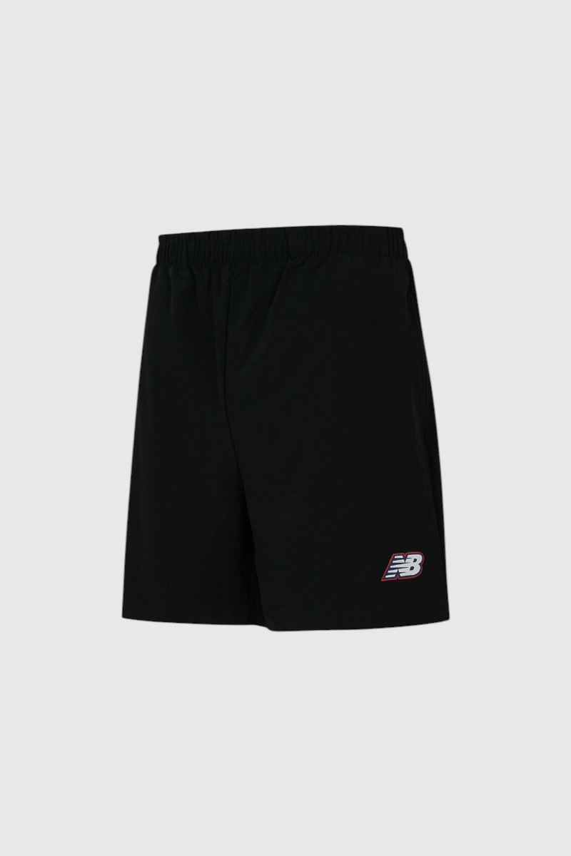 Sporline New Balance siyah erkek spor şortu, sol bacakta ikonik marka logolu rahat kesim antrenman şortu