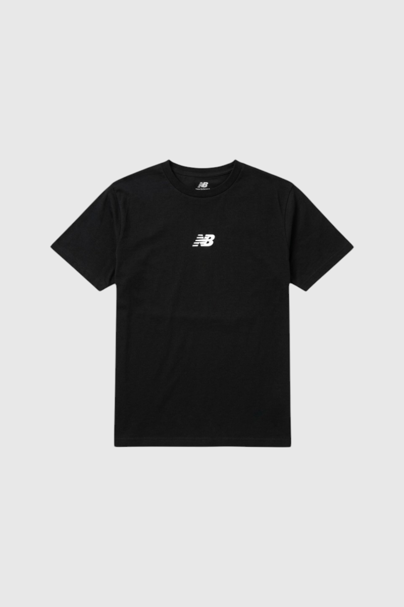 Sporline New Balance siyah erkek t-shirt, göğüs kısmında beyaz logo detaylı, modern ve rahat kesim günlük tişört