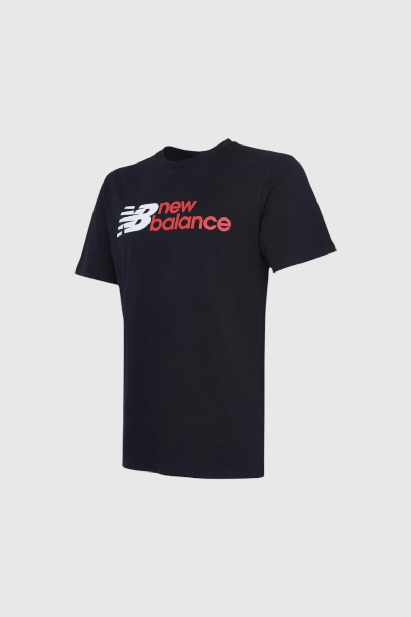 Sporline New Balance siyah erkek tişört, göğüs kısmında kırmızı ve beyaz logolu günlük pamuklu spor üst