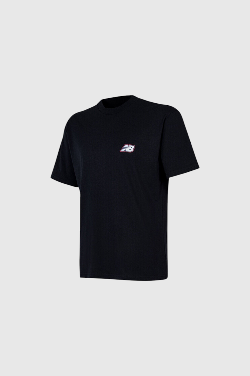 Sporline New Balance MNT1647 siyah erkek tişört, göğüs kısmında küçük logo detaylı, kısa kollu pamuklu günlük model