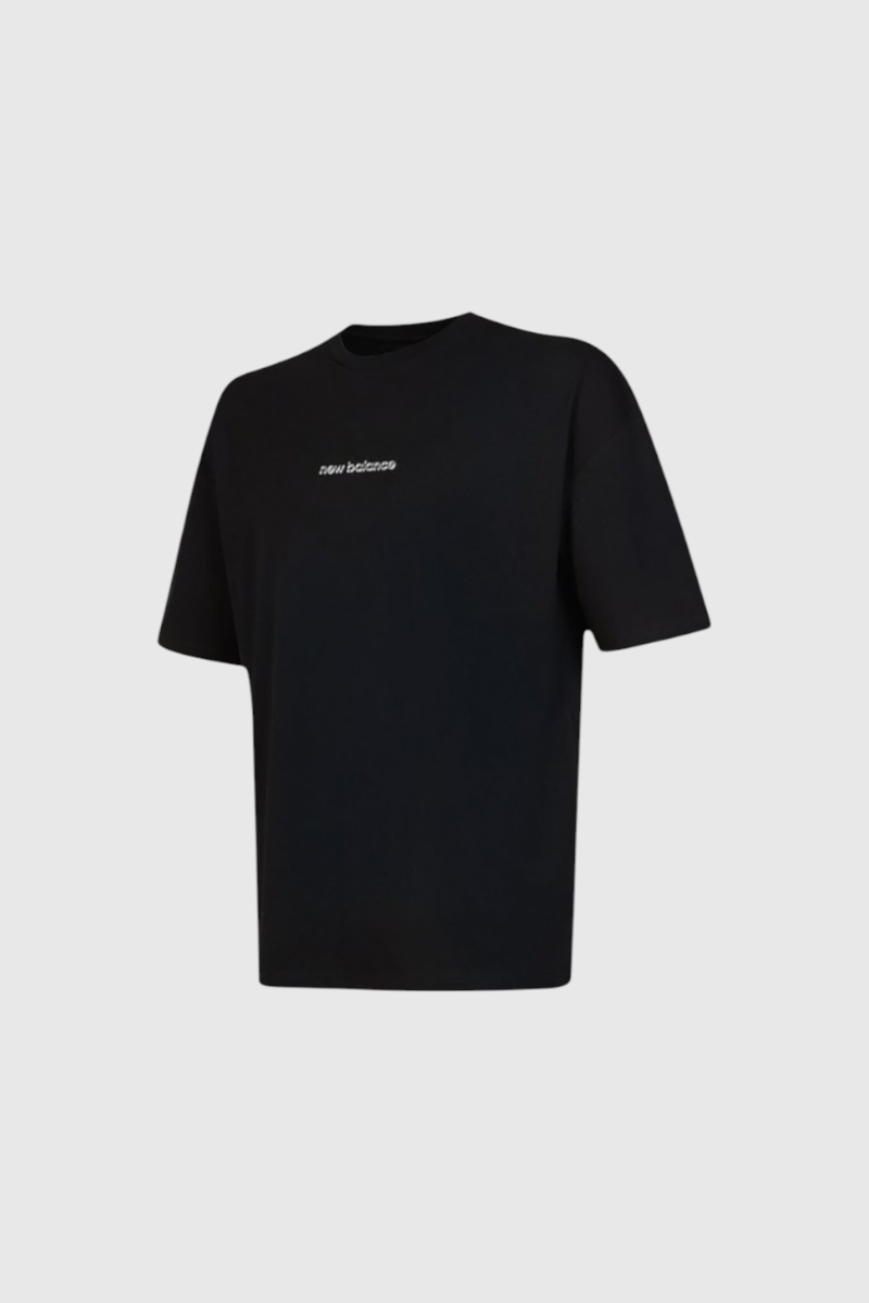 Sporline New Balance unisex siyah kısa kollu pamuklu tişört, göğüs kısmında beyaz marka logolu