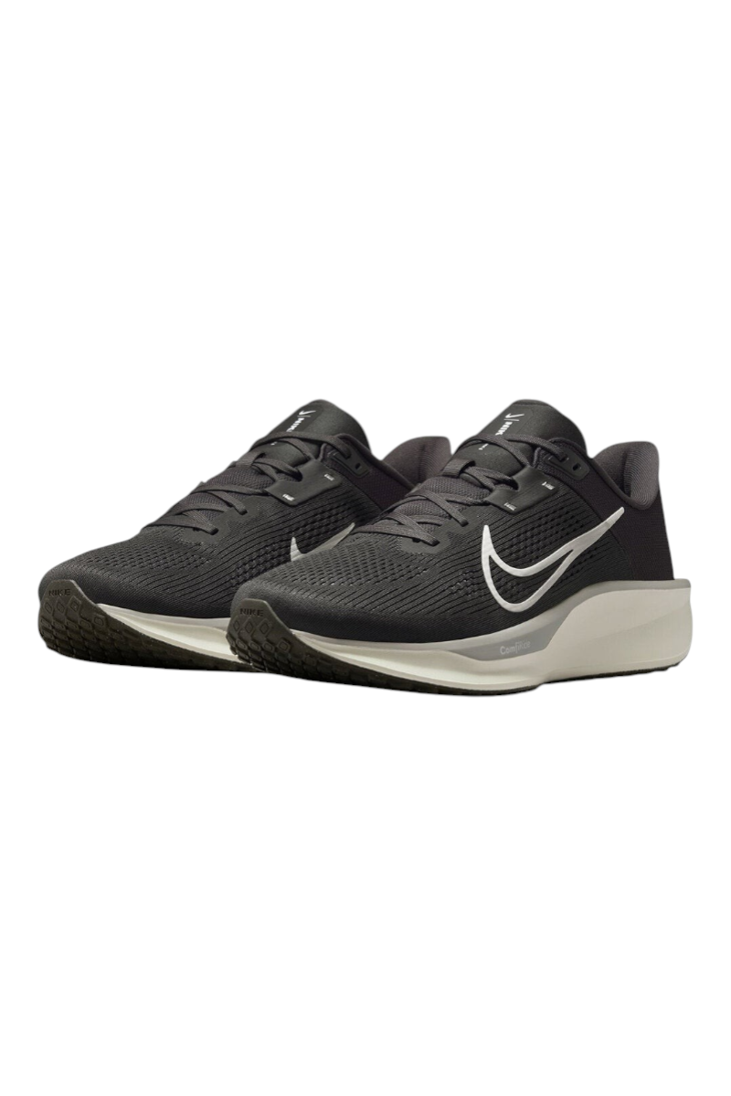 Sporline Nike Quest 6 gri erkek koşu ayakkabısı, nefes alabilir file saya ve yastıklamalı taban yapısı ile.