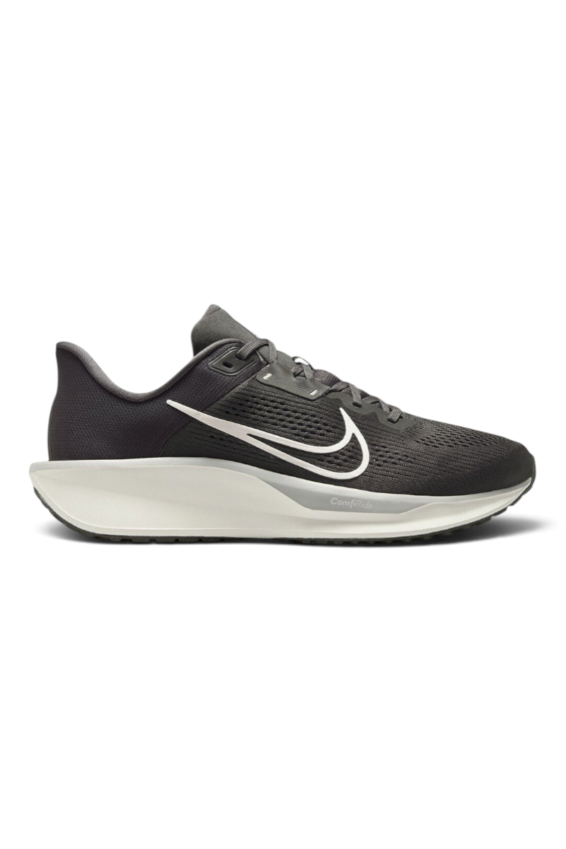 Sporline Nike Quest 6 gri erkek koşu ayakkabısı, yan profilden beyaz Nike logolu ve ComfiRide tabanlı tasarım