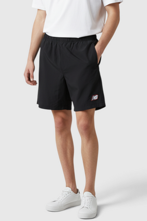 Sporline New Balance siyah erkek şort, regular kesim, hafif tekstil kumaş ve yan cep detaylı spor şort.