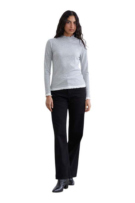 Sporline LC Waikiki gri renkli, uzun kollu, %100 pamuklu, slim fit kadın tişörtü giyen model