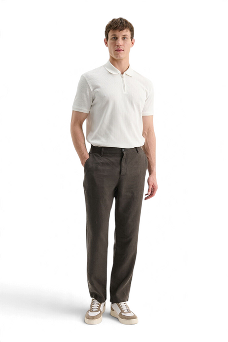 Sporline LC Waikiki kahverengi %100 keten regular kesim erkek pantolon giyen model