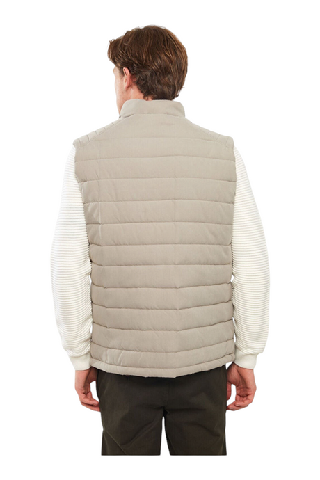 Sporline LC Waikiki ekru renkli, regular kesim, polyester dolgulu erkek şişme yelek, arka görünüm