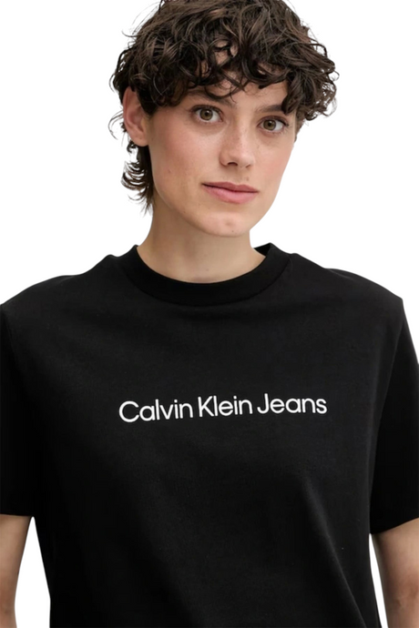 Sporline Calvin Klein siyah %100 pamuklu regular kesim kadın tişört, göğüs kısmında beyaz logo baskılı.