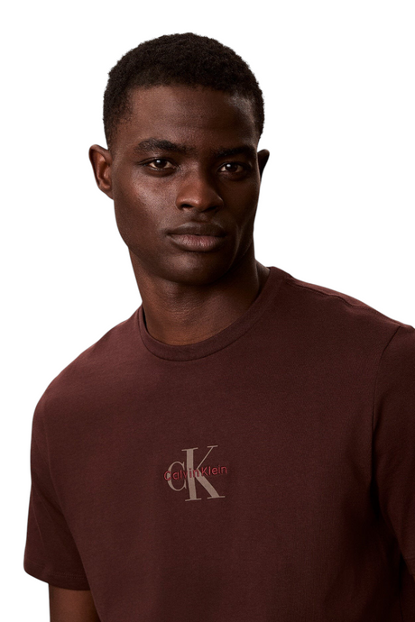 Sporline Calvin Klein kahverengi %100 pamuk erkek tişörtü giyen model