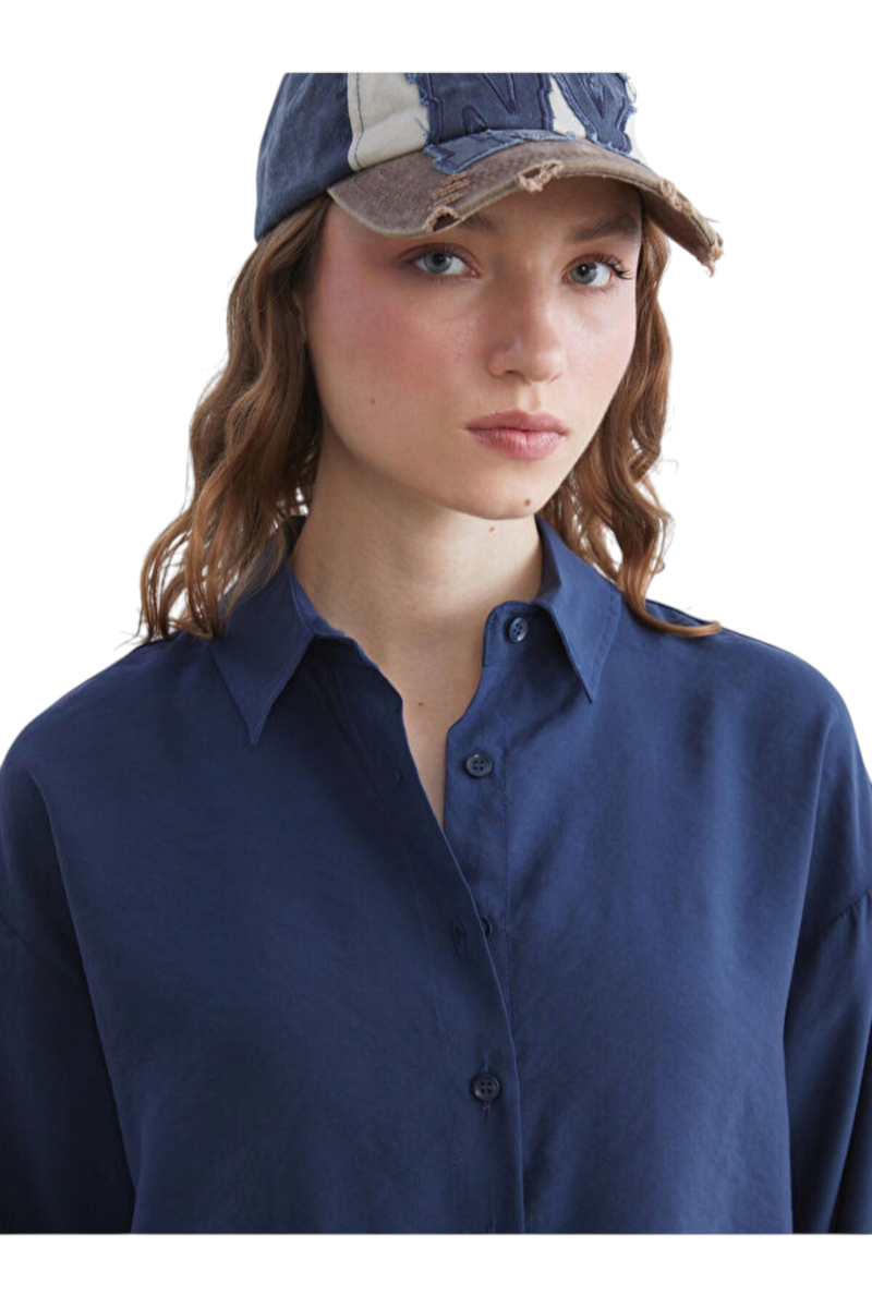 Sporline LC Waikiki çivit mavisi, modal karışımlı, uzun kollu, oversize kadın gömlek giyen bir model