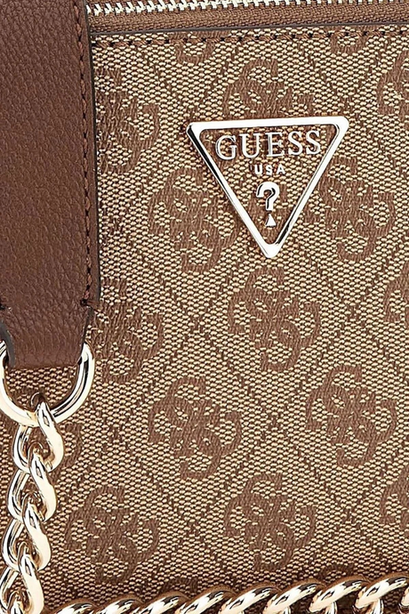 Sporline Guess Noelle kahverengi poliüretan kadın omuz çantası üzerinde metalik logo detayı ve zincir askı