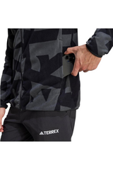 Sporline adidas MT Aop FZ FL erkek ceket, siyah ve karbon renkli desenli polar kumaş, fermuarlı yan cep detayı