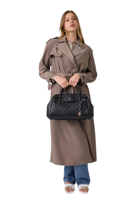 Sporline Guess Diana siyah satchel kadın el çantası tutan model, trençkot ve kot pantolon ile kombinlenmiş.