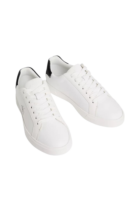 Sporline Calvin Klein beyaz deri kadın sneaker, topuk kısmında siyah detaylı şık günlük spor ayakkabı