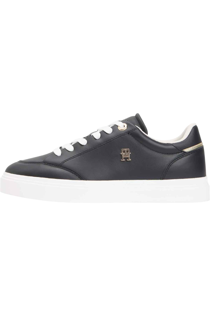 Sporline Tommy Hilfiger siyah deri kadın sneaker, beyaz bağcıklı ve yan tarafta altın renkli TH logolu tasarım