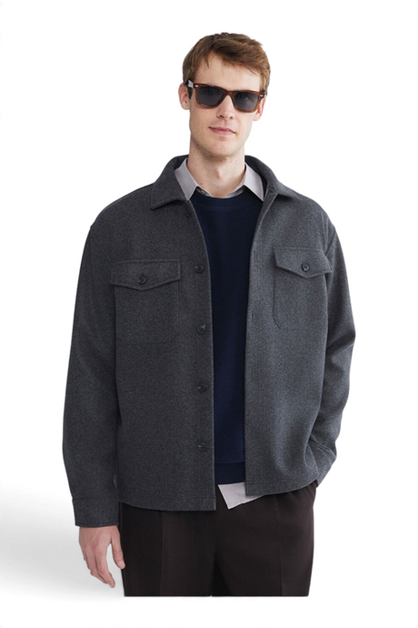Sporline LC Waikiki antrasit renkli, regular kesim, %100 polyester erkek ceket giyen güneş gözlüklü model