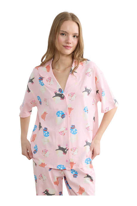 Sporline LC Waikiki pembe renkli, desenli, kısa kollu pamuklu hamile pijama takımı giyen kadın model