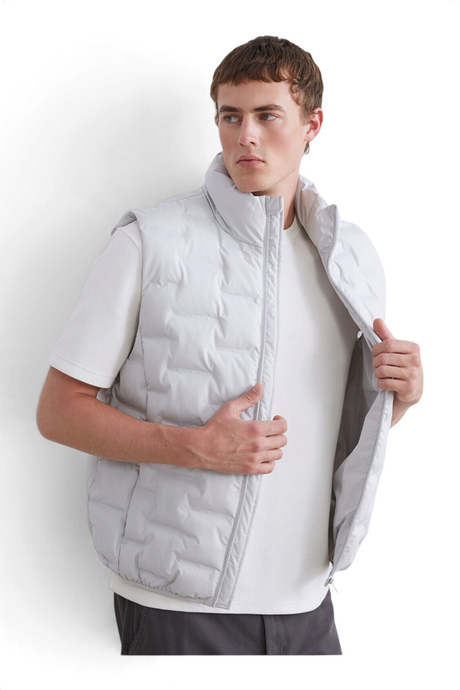 Sporline LC Waikiki erkek açık gri polyester şişme yelek giyen model