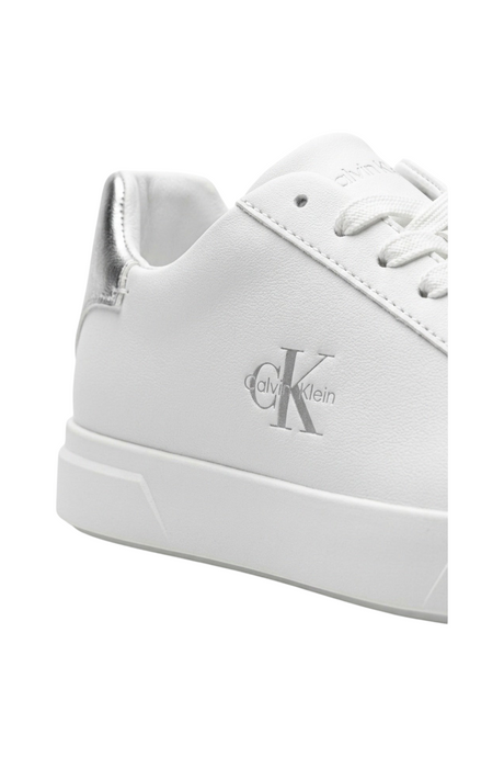Sporline Calvin Klein beyaz deri kadın sneaker, yan kısımda gümüş logo detayı ve metalik topuk vurgusu ile