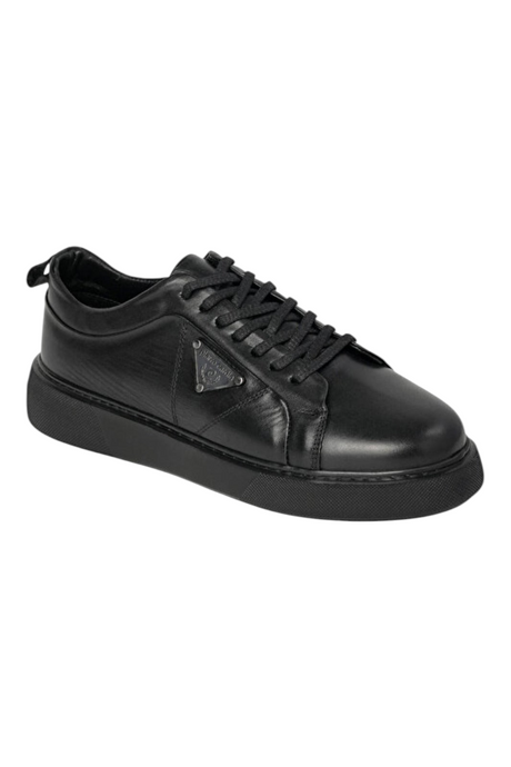 Sporline Pierre Cardin 90113 siyah deri erkek sneaker, yan kısımdaki metal logo detayı ile şık tasarım