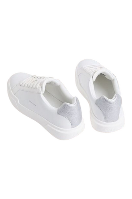 Sporline Calvin Klein beyaz kadın sneaker, topuk kısmında gümüş detaylı şık ve modern günlük spor ayakkabı