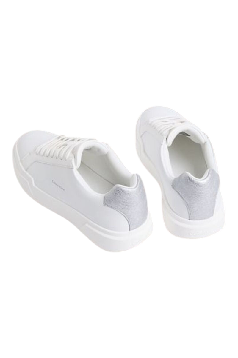 Sporline Calvin Klein beyaz kadın sneaker, topuk kısmında gümüş detaylı şık ve modern günlük spor ayakkabı