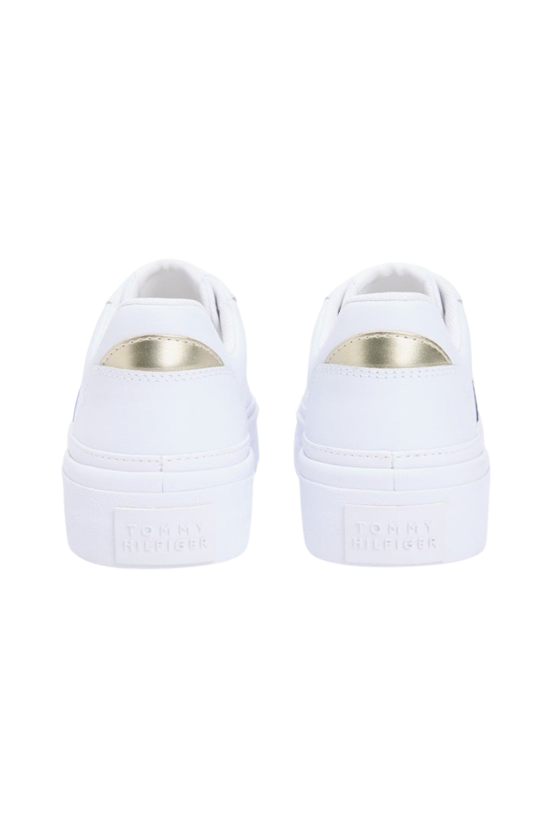 Sporline Tommy Hilfiger beyaz deri kadın sneaker ayakkabı, topuk kısmında altın detaylı arkadan görünüm