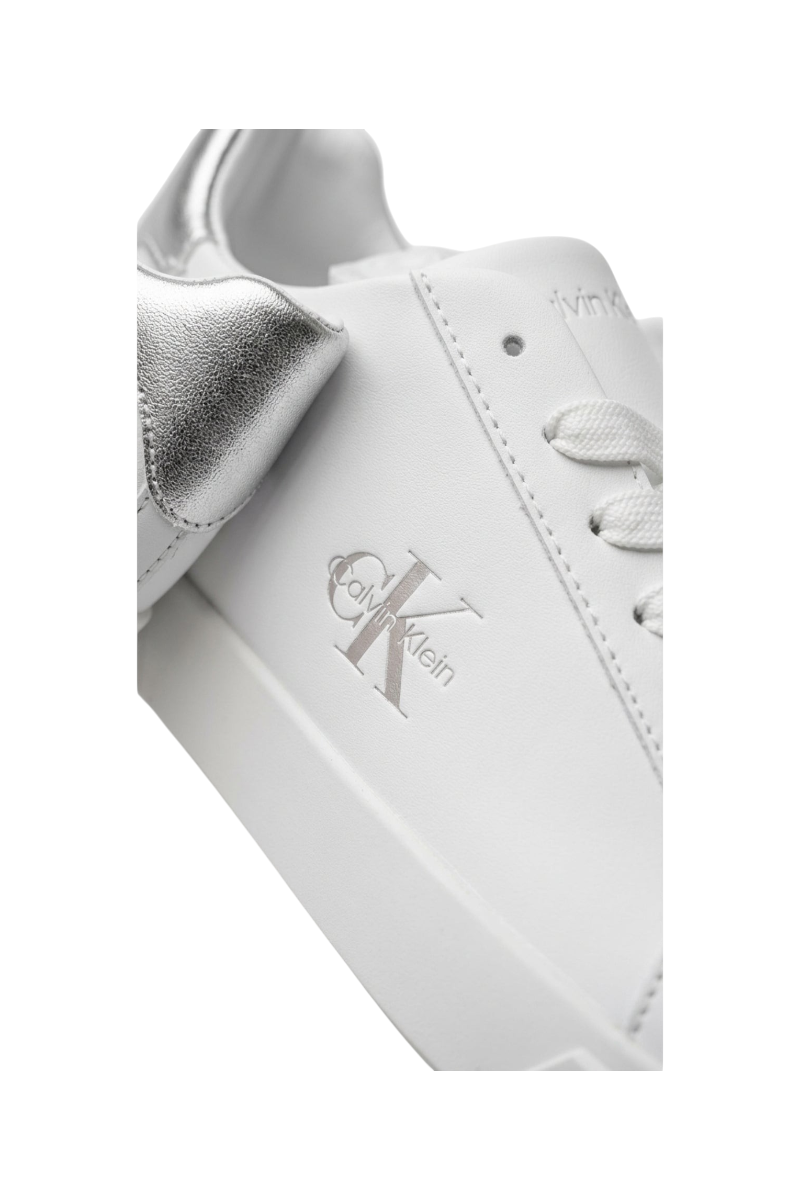 Sporline Calvin Klein beyaz deri kadın sneaker, yan kısımda gümüş renkli logo detayı ve topukta metalik süsleme