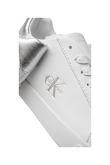 Sporline Calvin Klein beyaz deri kadın sneaker, yan kısımda gümüş renkli logo detayı ve topukta metalik süsleme