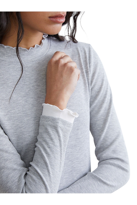 Sporline LC Waikiki gri renkli, uzun kollu, yakası ve manşetleri fırfırlı detaylı, %100 pamuklu kadın slim fit tişört