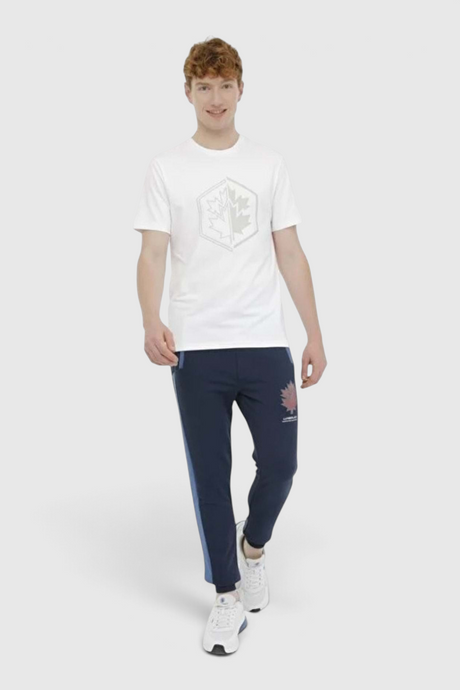 Sporline Lumberjack beyaz renkli, slim fit kesim, air mesh kumaşlı erkek tişörtü giyen model