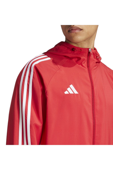 Sporline adidas kırmızı kapüşonlu erkek ceket, beyaz üç bant detaylı ve göğüs kısmında adidas logolu regular kesim