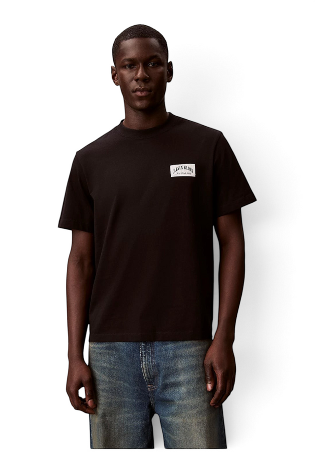 Sporline Calvin Klein siyah erkek tişört, göğüs kısmında beyaz logo yaması bulunan comfort kesim pamuklu üst
